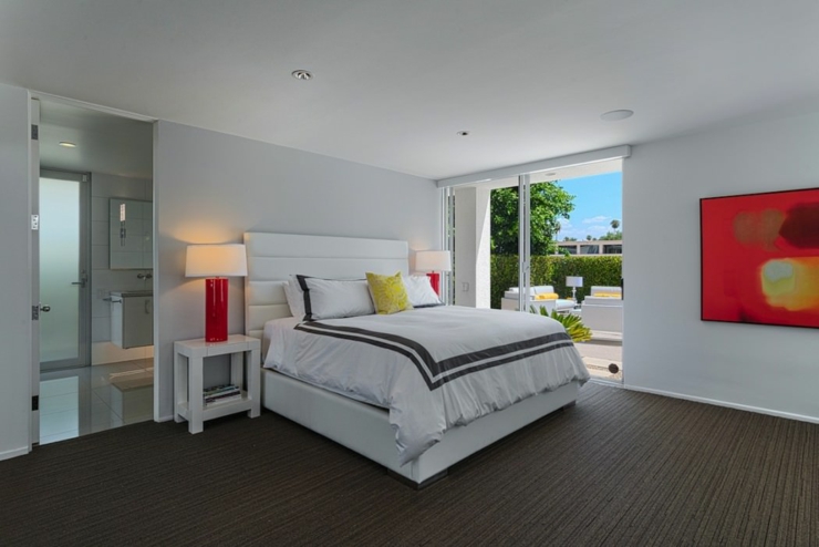 Une des chambres de cette résidence de luxe californienne chambre spacieuse baie vitrée
