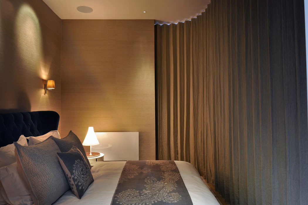 Une astuce pratique pour garantir l’intimité car la chambre donne sur le salon de jeux rideaux intimité chambre mezzanine
