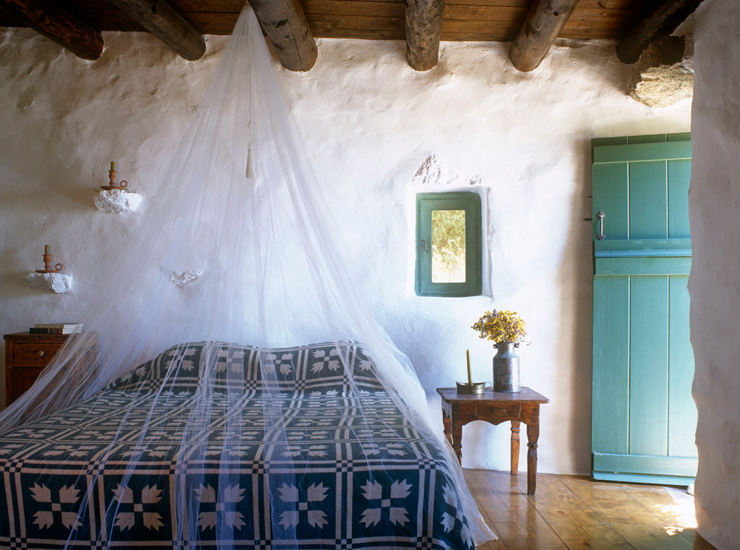 Une des chambres de cette belle maison de vacances sur les îles grecques Chambre rustique maison grecque