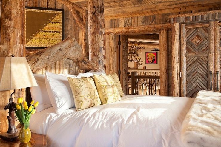 Tout l’intérieur de cette maison de charme est en bois massif chambre intérieur rustique maison de charme