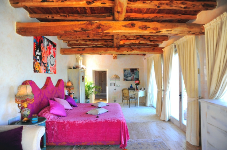 Une des suites de cette propriété de luxe à Ibiza suite design rustique villa de vacances ibiza