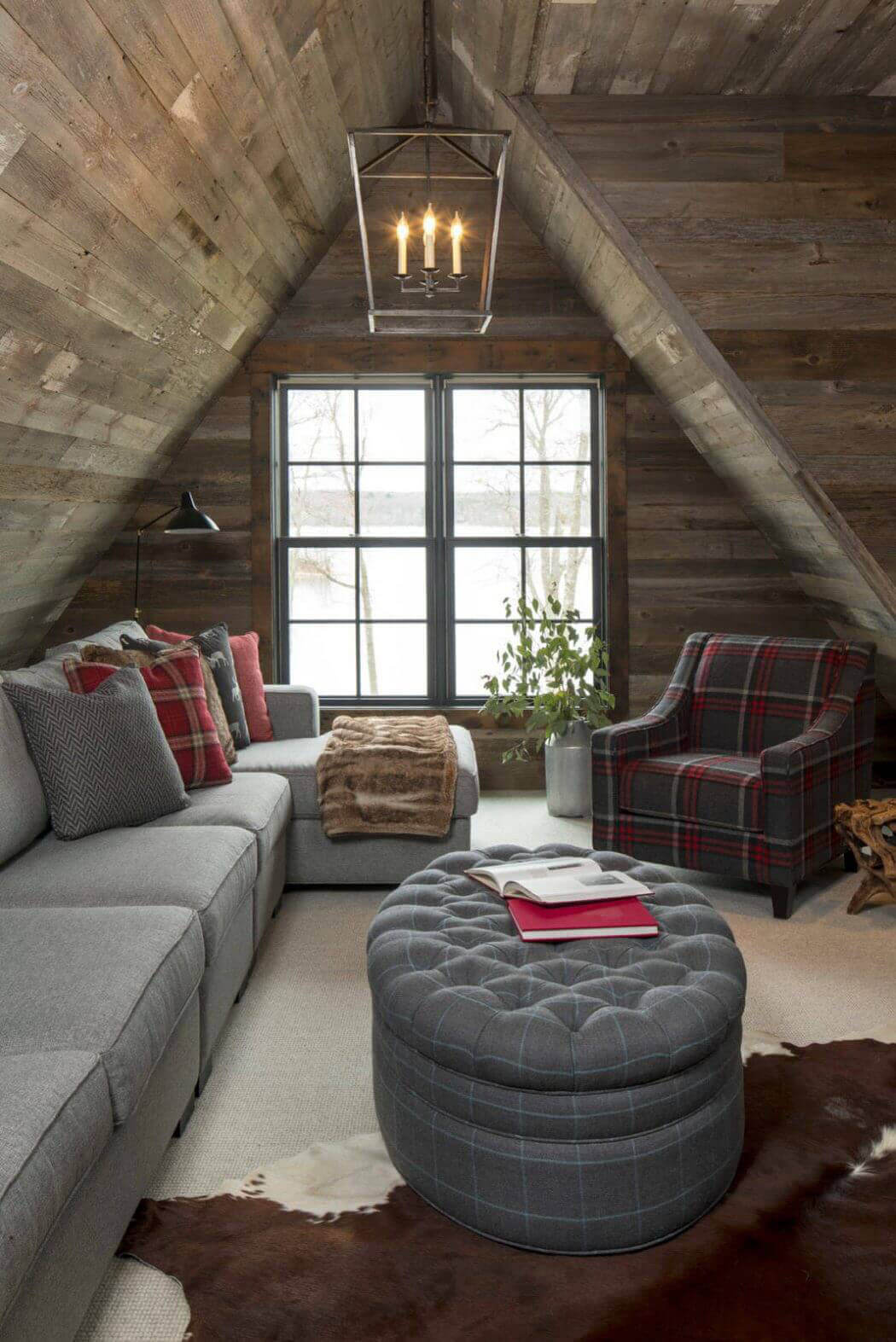 L’autre pièce créée dans les combles de la résidence rustique offre un espace détente bien agréable grenier aménagé décoration rustique maison de vacances