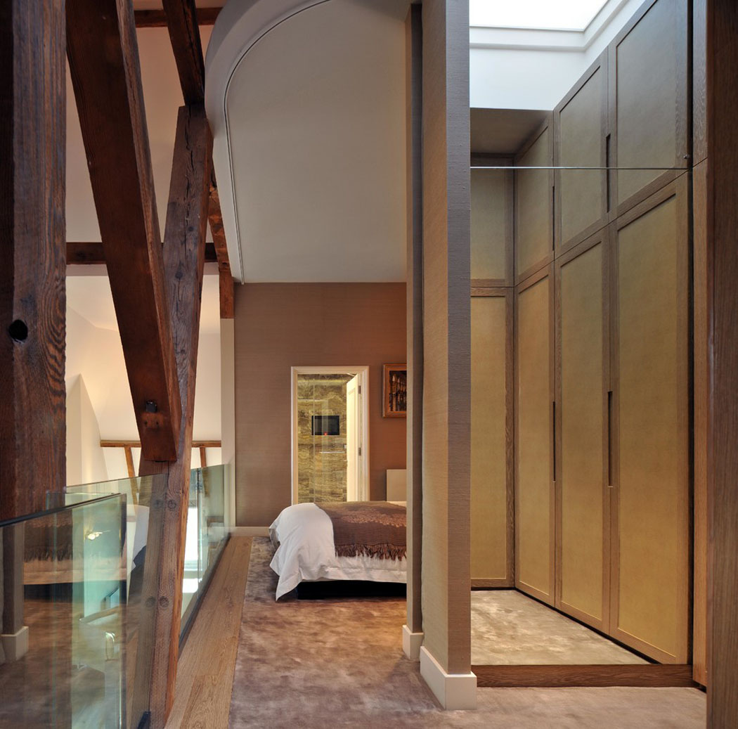 Un placard intégré et une salle de bain privative font partie de la chambre sous le toit chambre dans les combles luxe