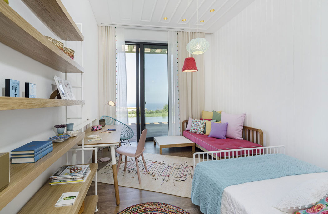 Chambre d’adolescent donnant sur la terrasse et la belle piscine extérieure chambre d'ado design intérieur sympa
