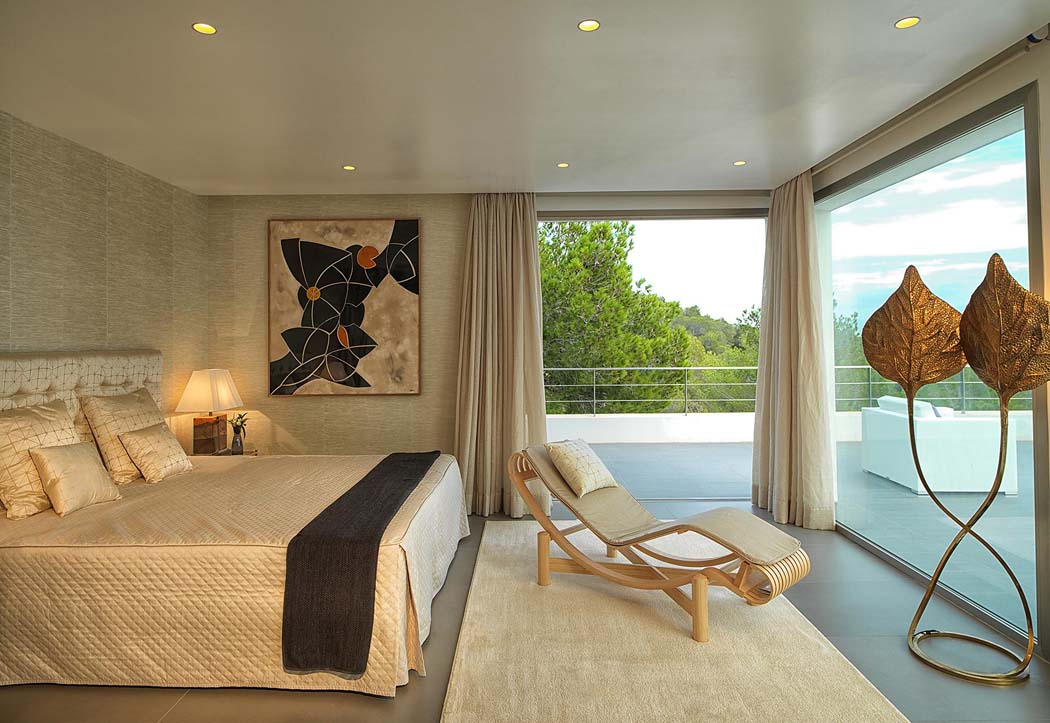 Une autre des chambres à coucher dans cette villa de rêve avec superbe vue sur les environs architecture moderne villa de vacances ibiza baléares