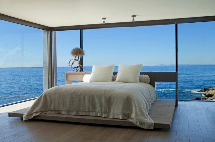 La chambre à coucher aux murs vitrés et panorama à 360° chambre vue panoramique sur la mer
