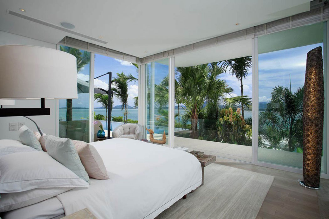La suite des maitres donnant sur la terrasse de la piscine et offrant une vue splendide suite chambre à coucher principale vue sur mer