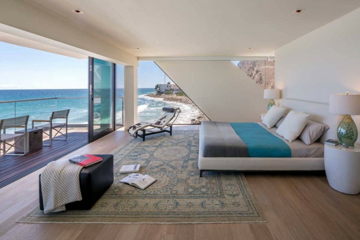Chambre à coucher avec panorama splendide vers le littoral et l’eau chambre luxe vue panoramique mer