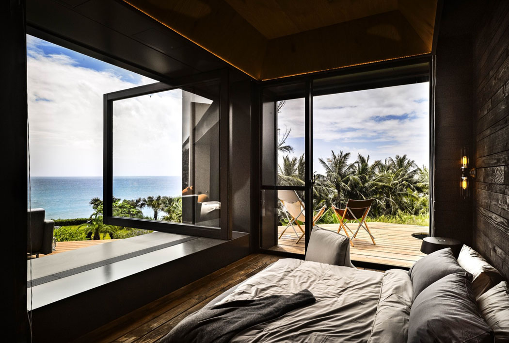 La suite principale de cette villa de vacances dévoilant encore et toujours la belle vue de rêve vue panoramique depuis chambre villa de luxe