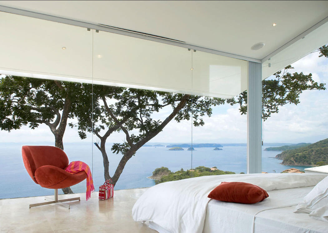 La suite des maitres avec une époustouflante vue sur le littoral du village chambre principale luxueuse avec vue sur mer océan villa