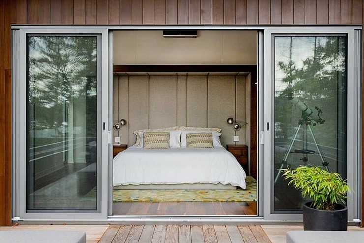 Chambre à coucher des propriétaires avec vue sur le lac chambre avec vue panoramique lac chalet en bois