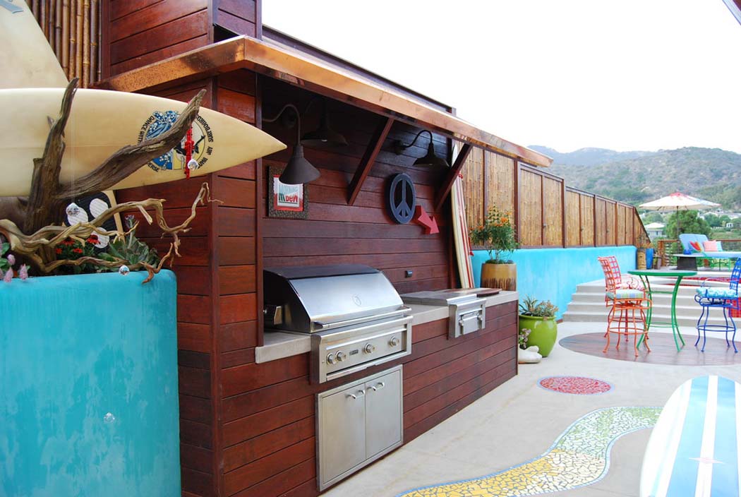 Coin barbecue de cette grande terrasse avec piscine à l’esprit jeune et désinvolte aménagement extérieur piscine de luxe belle demeure