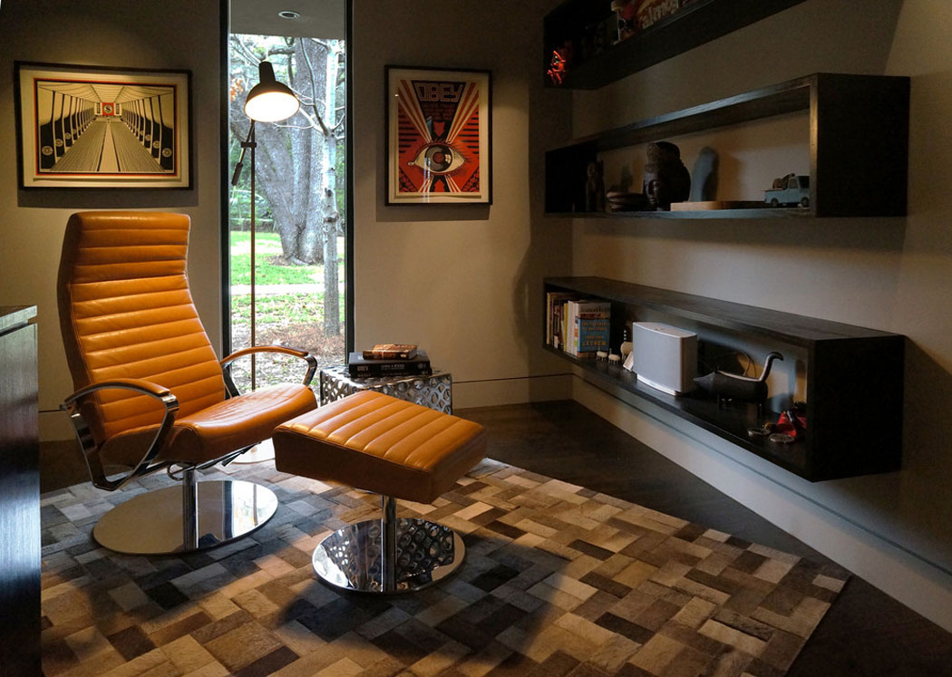 La tranquillité des parents dans un bureau à la déco éclectique et art à la fois bureau design sombre gris maison rénovée