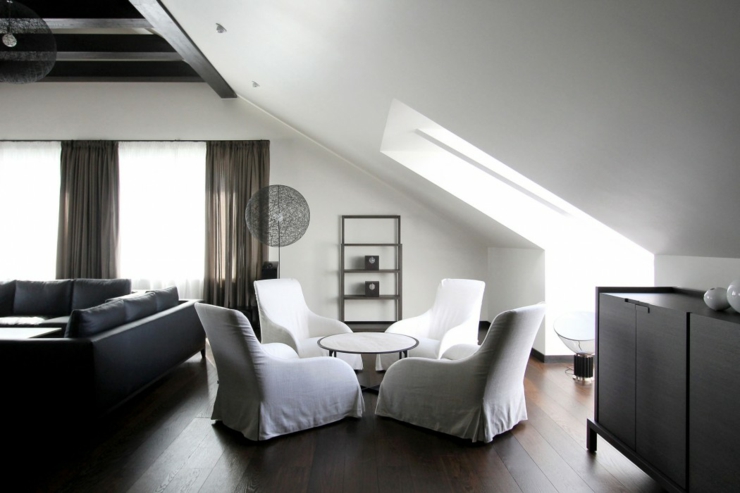 Travail de contraste dans les couleurs prédominantes noir et blanc appartement de ville aménagé combles
