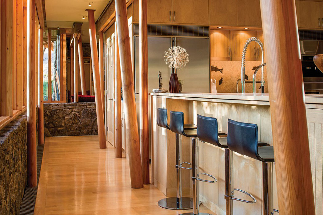 Comptoir en bois de la cuisine américaine aux poutres apparentes en bois massif poli intérieur en bois rustique poli