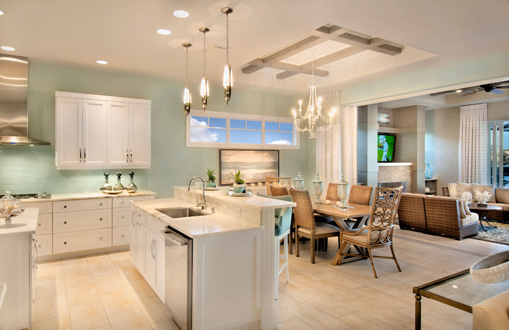 Relativement petite cuisine en blanc à l’ambiance agréable et pratique pour cuisiner pièce principale de vie villa exotique
