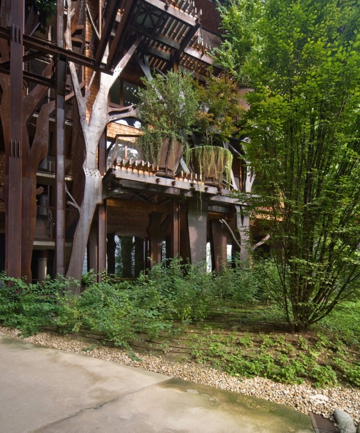Intégration des plantes et arbres dans la construction entière appartement écologique immeuble