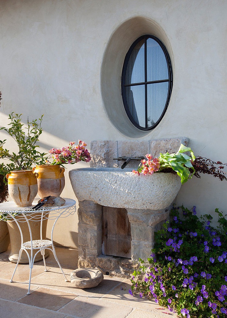 Coin outdoor aux fleurs de la villa de luxe espace extérieur sympa de la villa de luxe californienne