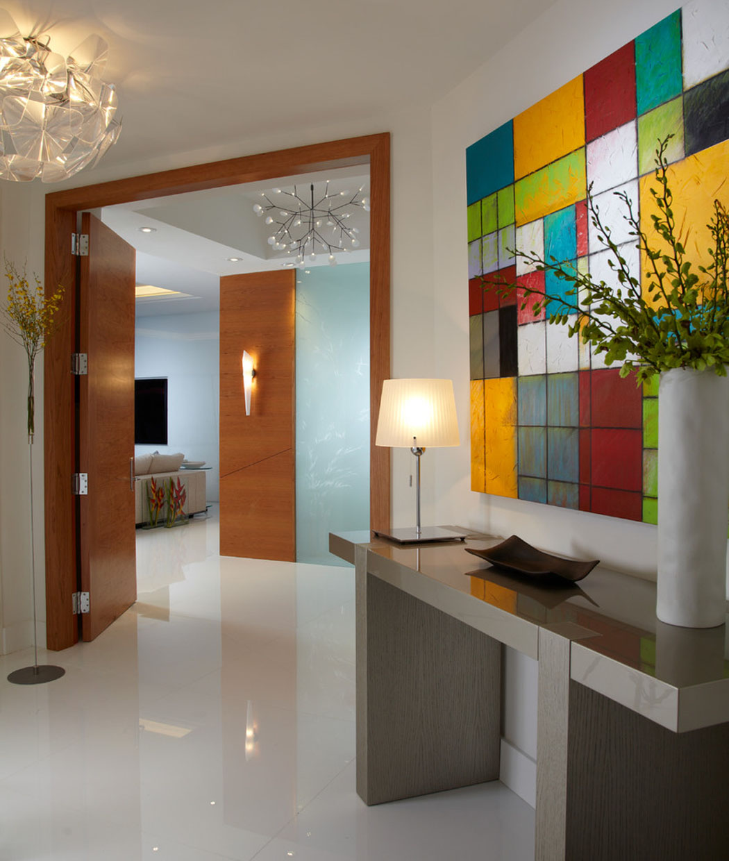 L’entrée de cet appartement luxueux meublé dans un style élégant et épuré qui plaira facilement à tout le monde déco luxueux design appartement de vacances