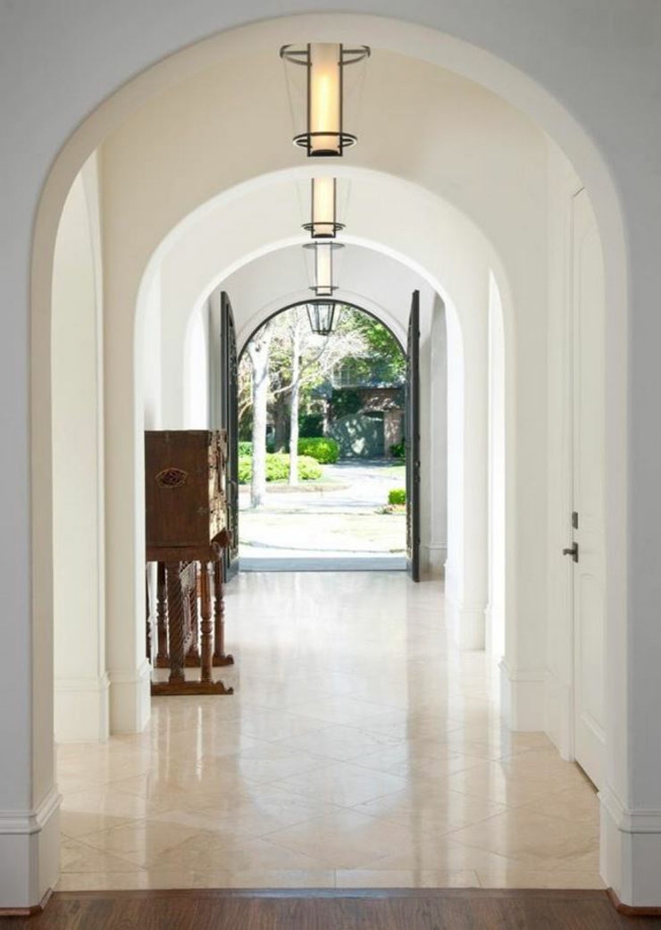 Grands et lumineux couloirs de cette belle maison de famille intérieur chic maison classique