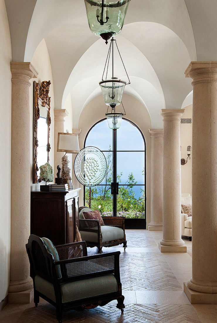 Couloir aux plafonds haut inspiré par l’histoire d’Europe villa de luxe rustique style européen malibu