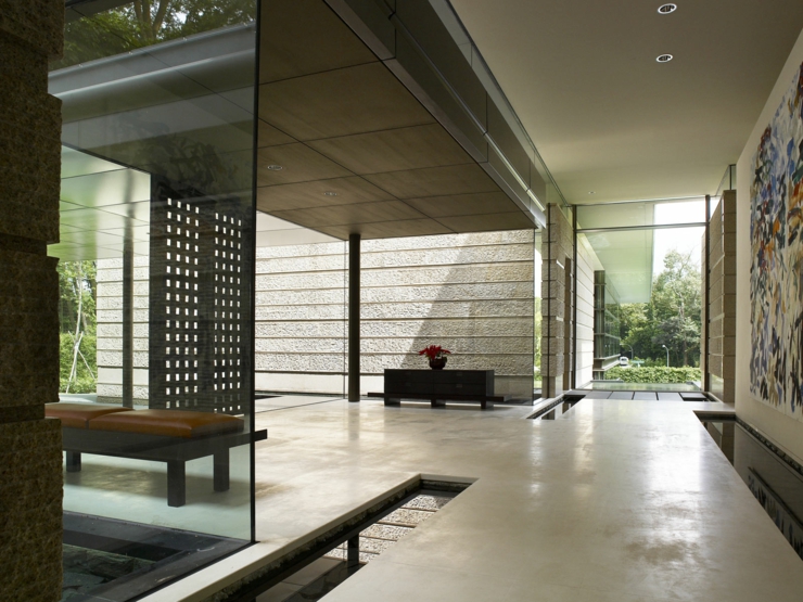 Couloirs spacieux et jeux d’ombre et de lumière espaces spacieux design haut standing demeure de prestige