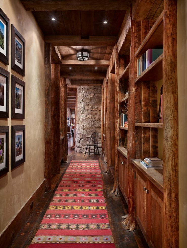 Les couloirs de cette maison rustique dans l’esprit de la montagne intérieur rustique montagne bois