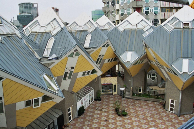 La cour intérieure du complexe Cube Houses maison créatives citadine maison d'architecte cube houses