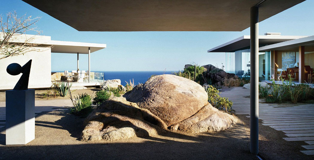 Le patio intérieur qui sépare la partie de vie de la résidence de sa « pool house » cour intérieur belle maison secondaire sur la mer