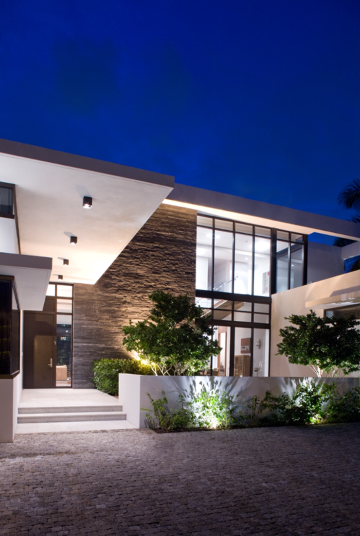 L’entrée principale de cette maison d’architecte vue de nuit maison architecte contemporaine façade