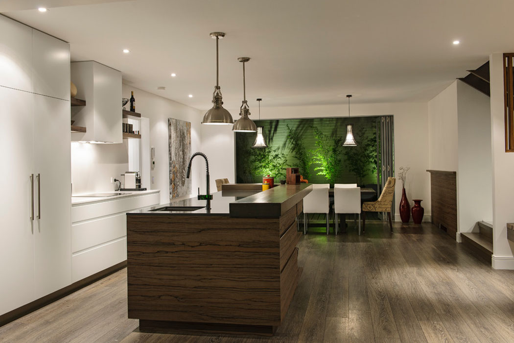 Spacieuse cuisine avec un grand plan de travail/ ilot central donnant sur la salle à manger intérieur design déco maison neuve