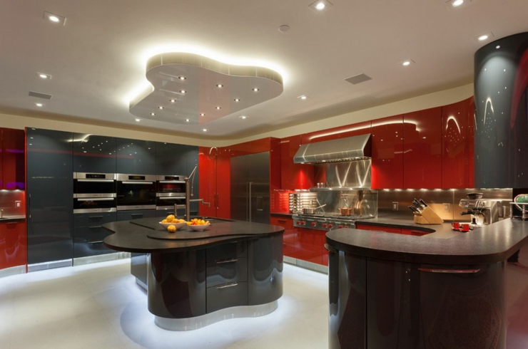 La cuisine aux placards rouges partiellement séparée du séjour cuisine design rouge