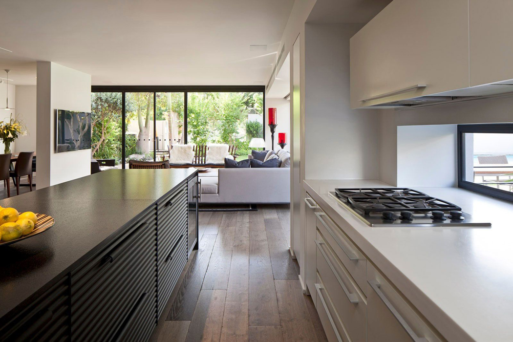 Jolie cuisine complètement aménagée dans un style moderne et original cuisine au design moderne et luxueux