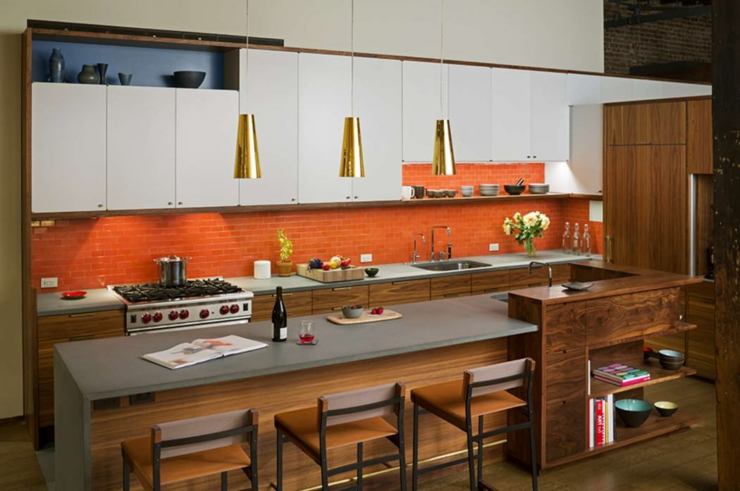 Cuisine moderne aux couleurs rappelant les années 60 cuisine ouverte aménagée loft citadin