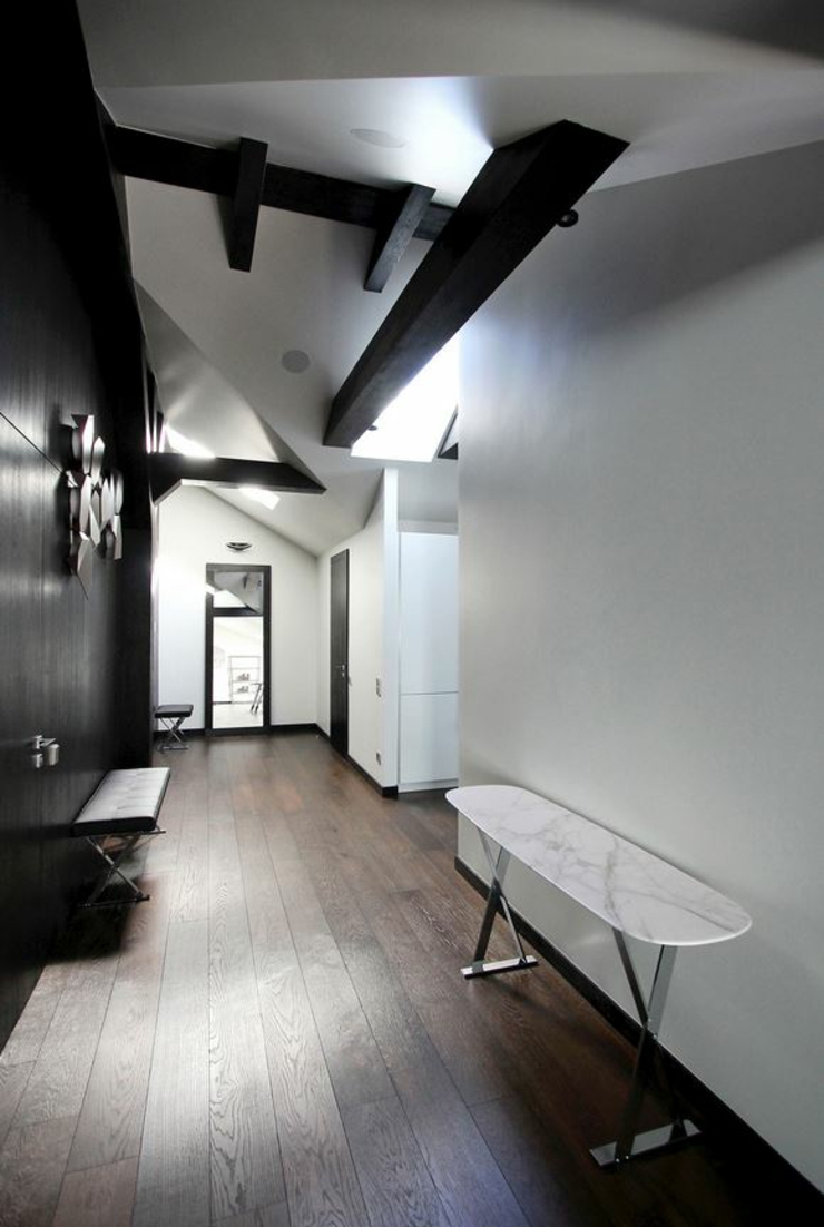 Entrée de cet appartement moderne aménagé dans les combles entrée appartement de luxe noir et blanc