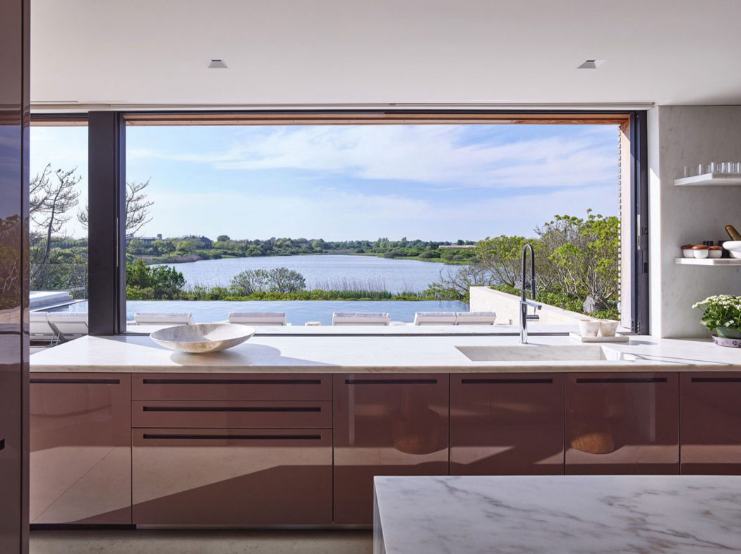 Une vue imprenable sur l’eau de la piscine et celle de l’océan qui se fond dans l’horizon belle vue depuis maison secondaire de vacances prestige