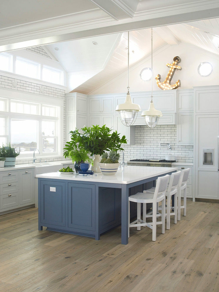 Spacieuse cuisine en blanc et bleu cuisine luxe maison de vacances plage