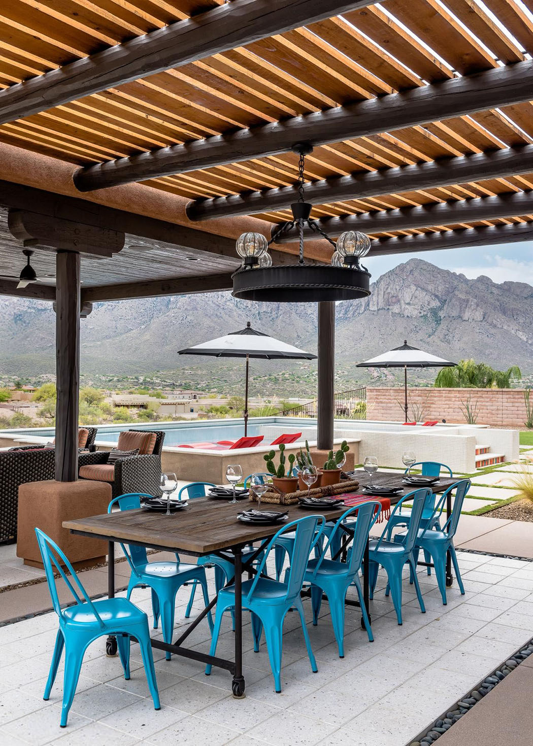Côté salle à manger d’été, l’ameublement reste rustique et simple à la fois pergola bois salle à manger maison exotique désert