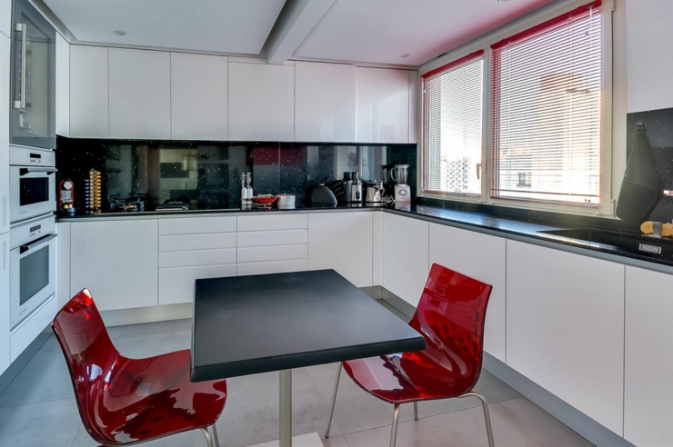 Cuisine en blanc et rouge, petite et chaleureuse, séparée cuisine moderne design
