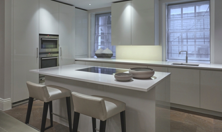 Cuisine au design simple et épuré de cette maison de ville cuisine chic aménagement design