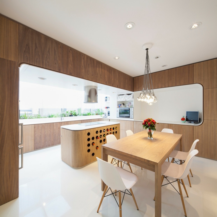 Cuisine claire et baignée par la lumière coin repas cuisine design contemporain