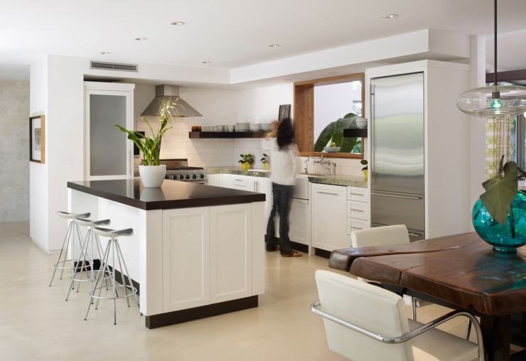 Cuisine moderne ouverte en blanc cuisine ouverte claire lumineuse