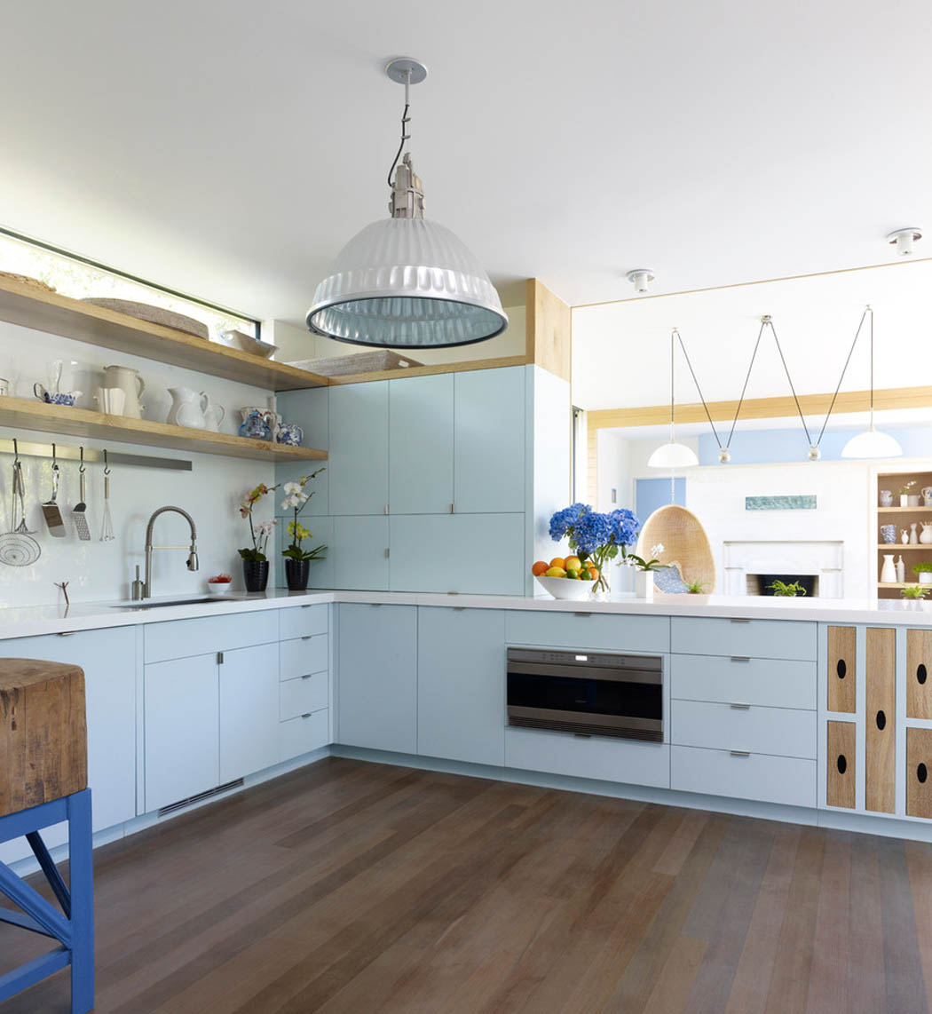 Côté cuisine – placards classiques dans un bleu ciel très pâle aéré belle cuisine aménagée moderne et rustique