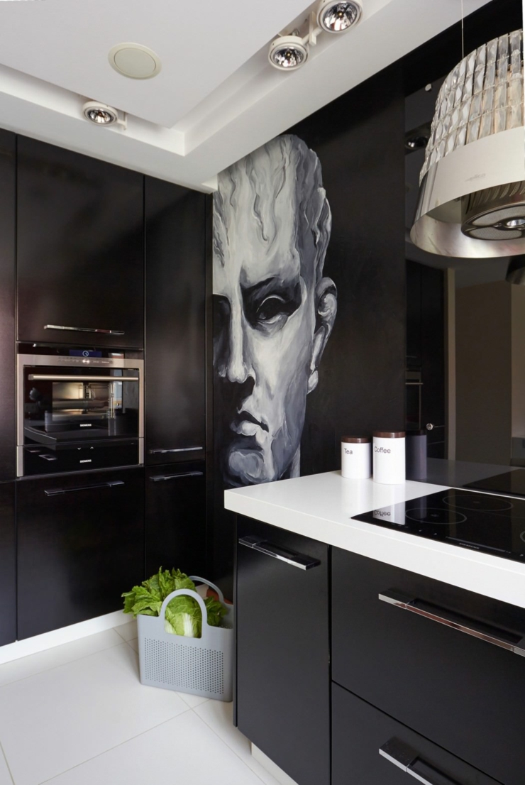 Placards intégrées d’une grande cuisine moderne déco maison cuisine en noir