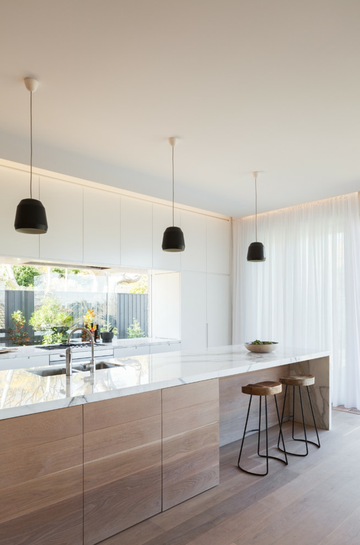 Côté cuisine totalement équipée se trouvant dans l’extension arrière cuisine design contemporain épuré