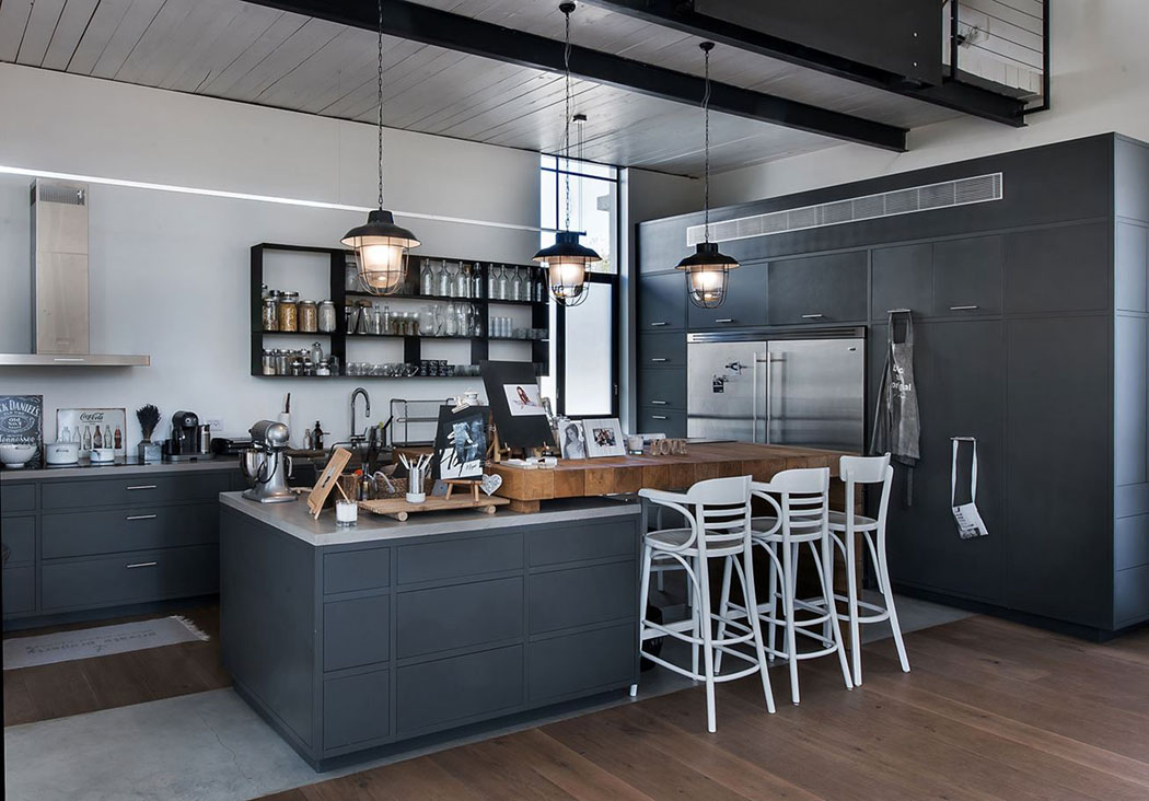 Un ilot central et un comptoir bien pratiques pour prendre le petit déjeuner à la hâte cuisine moderne design industriel chic