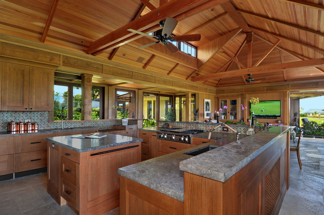 Grande cuisine américaine située dans la pièce principale de vie cuisine bois tropical maison moderne