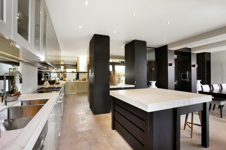 Côté cuisine et salle à manger de cette maison originale australienne cuisine luxe blanc et noir