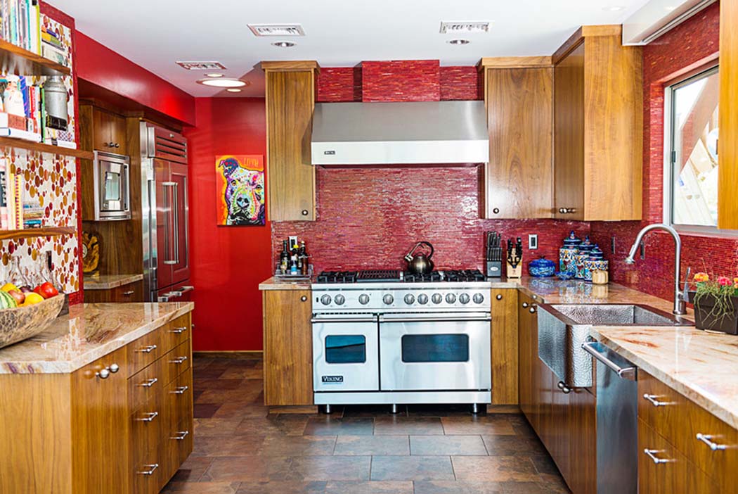 Cuisine aménagée dans l’esprit rétro des années soixante où le rouge et le bois font bon ménage cuisine design déco rouge et bois