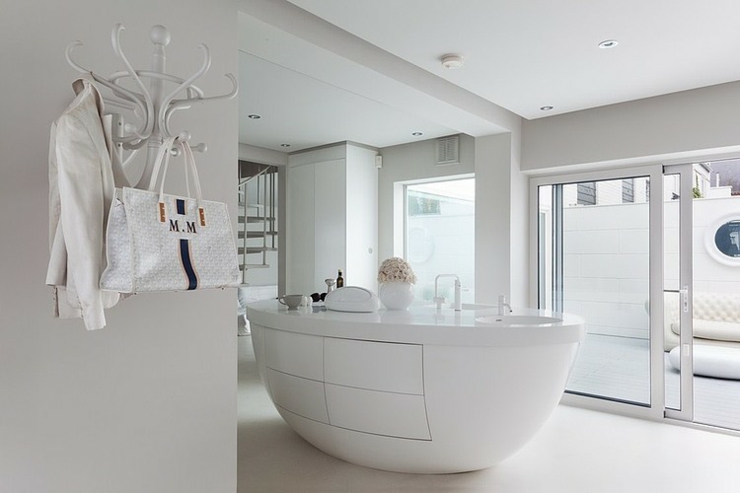Aménagement intérieur totalement en blanc cuisine futuriste design blanc